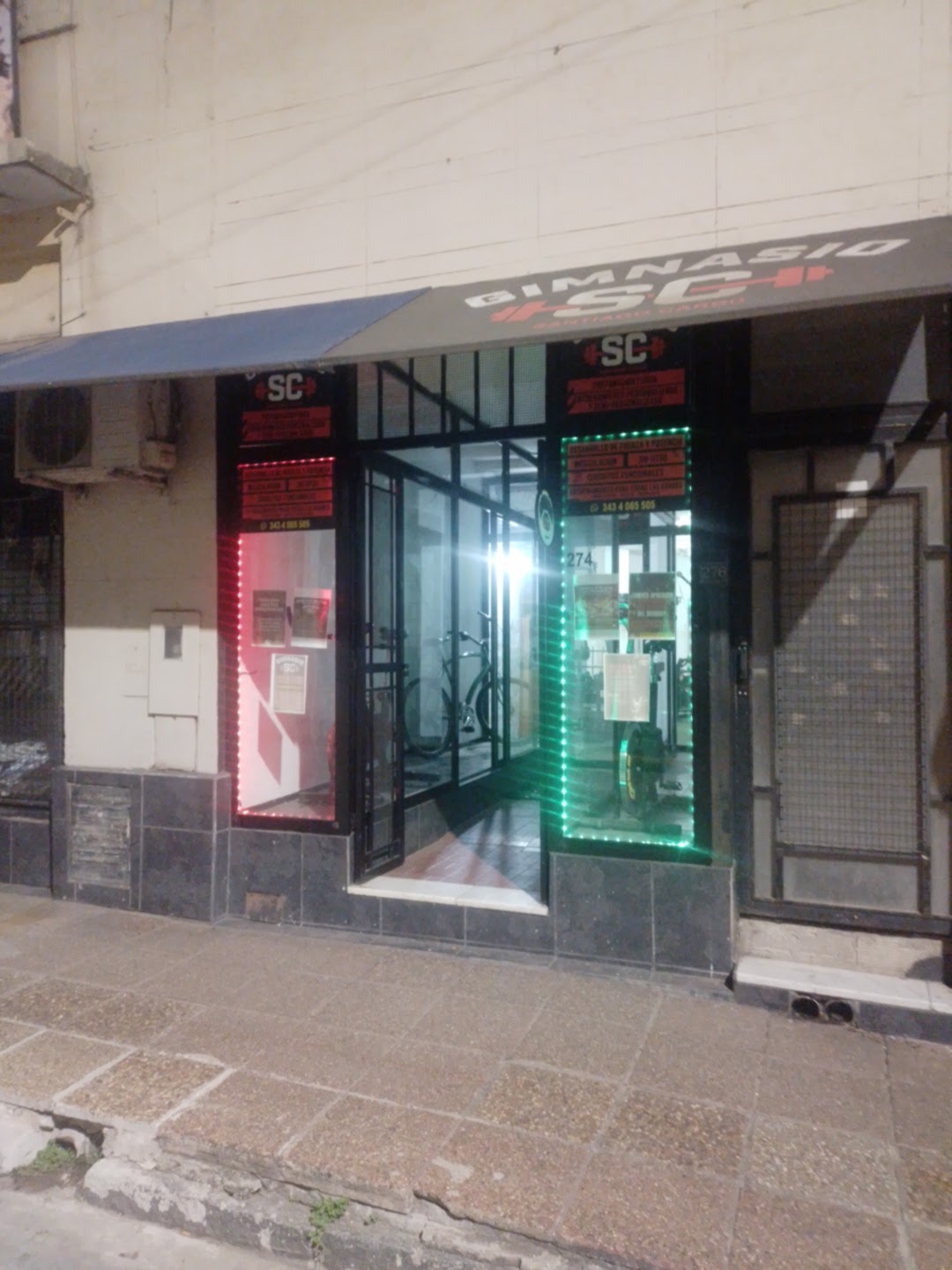 Instalaciones de Gimnasio SC en Paraná con racks de pesas y ambiente de entrenamiento