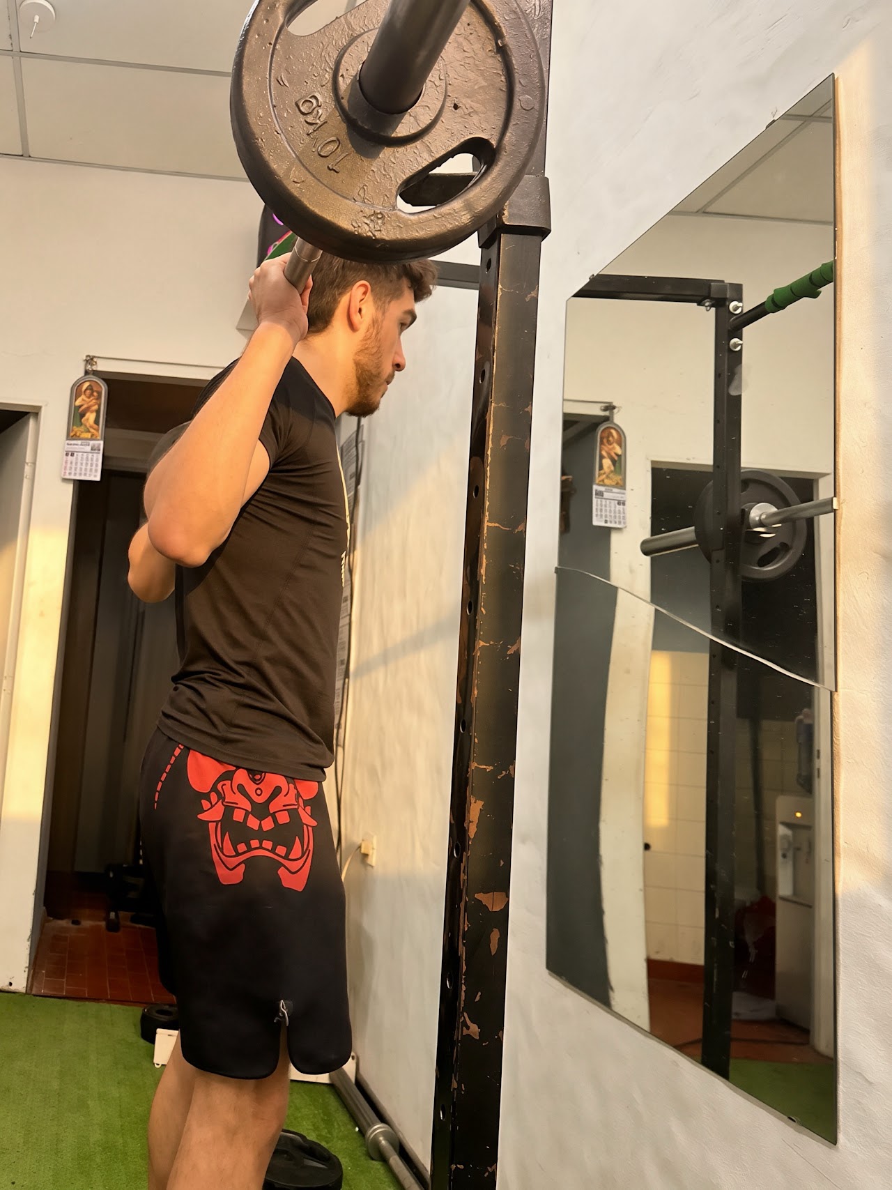 Área de racks y mancuernas pesadas en Gimnasio SC Paraná